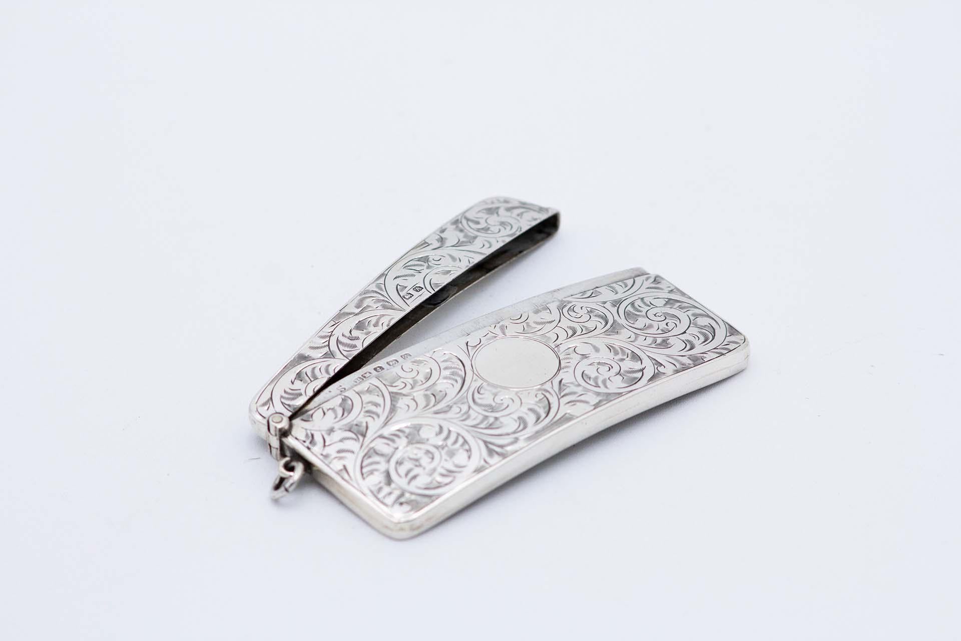 Silver cardboard box with engraved wreaths In Good Condition For Sale In Porto, PT