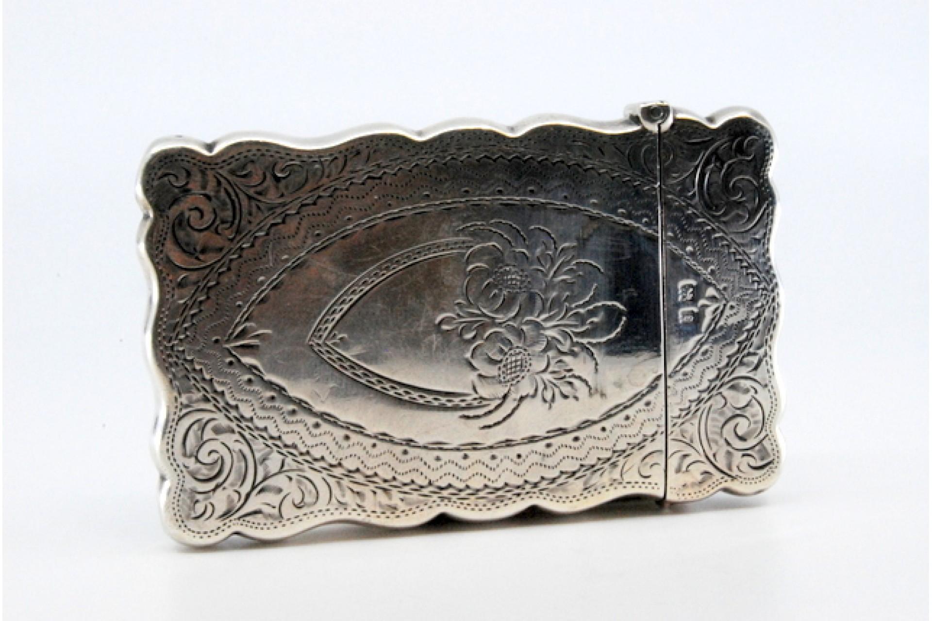 Silver cardboard box with engravings and waves on the edge, hinged lid For Sale 5