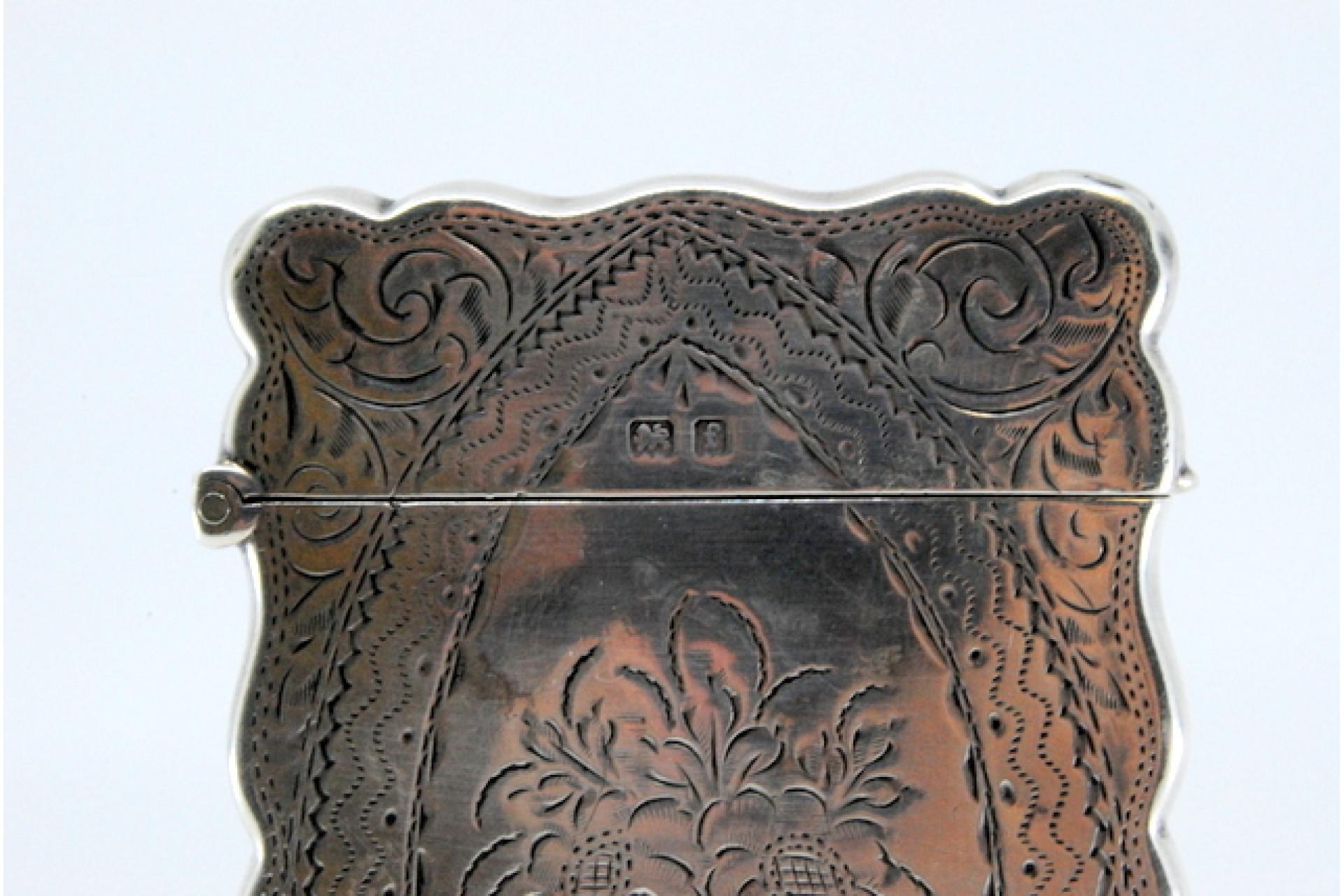 Description: Silver cartoneira with engraving and waves on the edge, hinged lid. Metal: Silver. Origin: English. Brand: Birmingham. Weight: 56.43 grams. Dimensions: 5.2x0.8cm. Content: 925/1000. Assay Mark: Yes, 1901 by Joseph Gloster. Additional