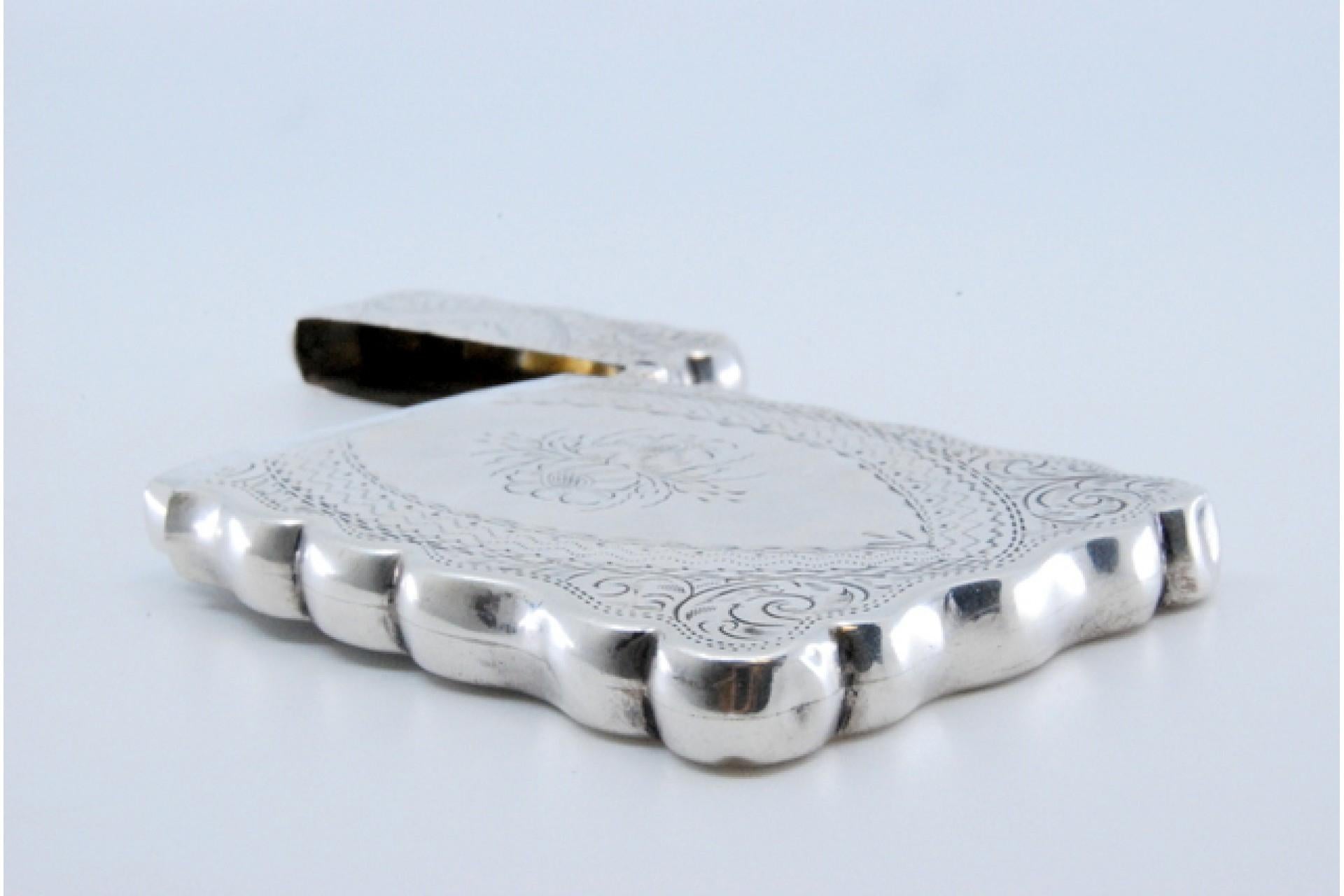 Silver cardboard box with engravings and waves on the edge, hinged lid In Good Condition For Sale In Porto, PT