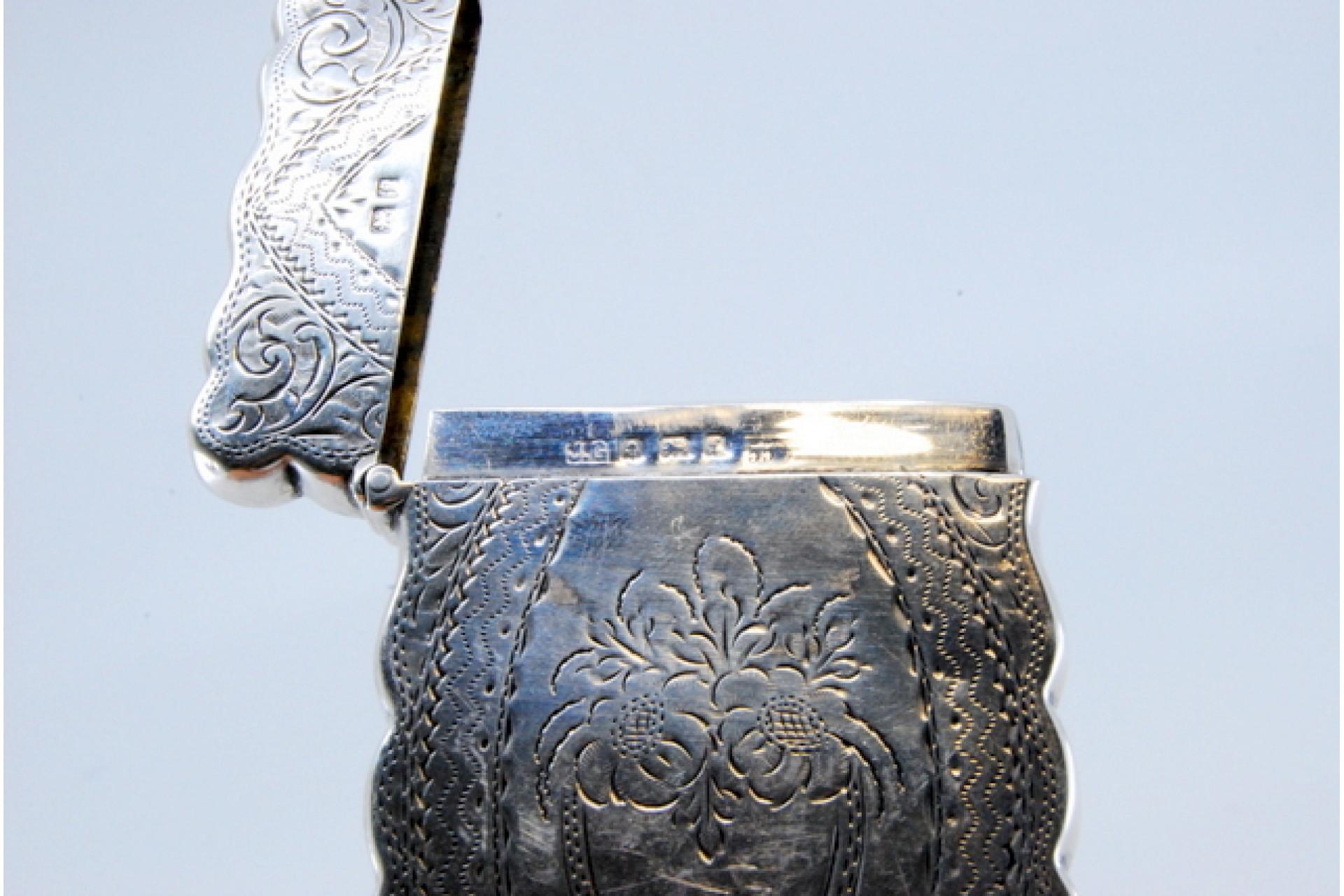 Silver cardboard box with engravings and waves on the edge, hinged lid For Sale 1