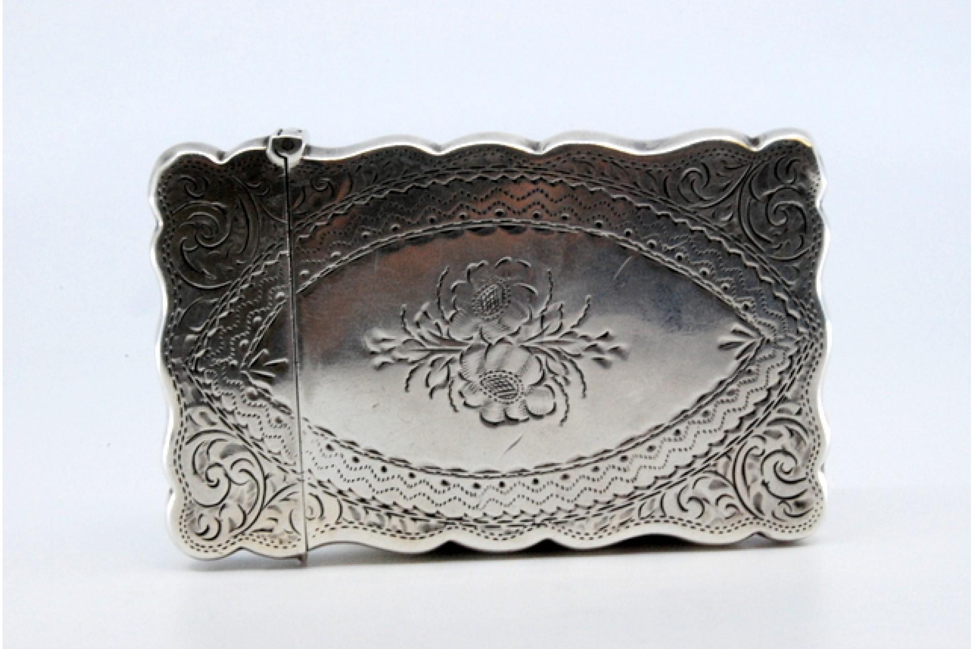 Silver cardboard box with engravings and waves on the edge, hinged lid For Sale 4