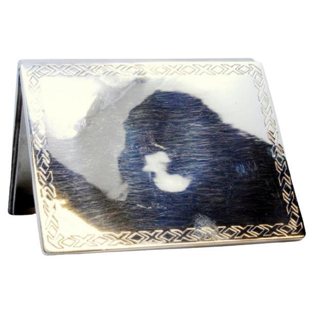 Caja de cartón plateada con bordes rectangulares en venta