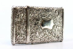 Silberne Pappschachtel mit aufgedruckten floralen Motiven, Monogrammkarten und Scharnierdeckel