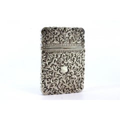Scatola in cartone d'argento con rilievi e monogramma con coperchio a cerniera