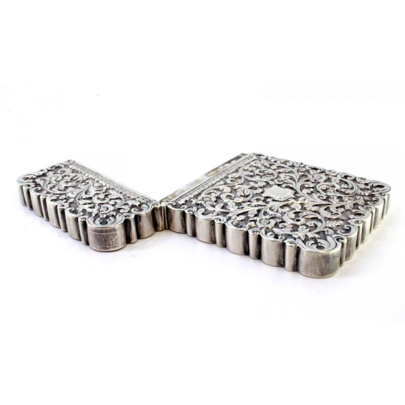 Silver carton box with reliefs and monogram with hinged lid For Sale 3