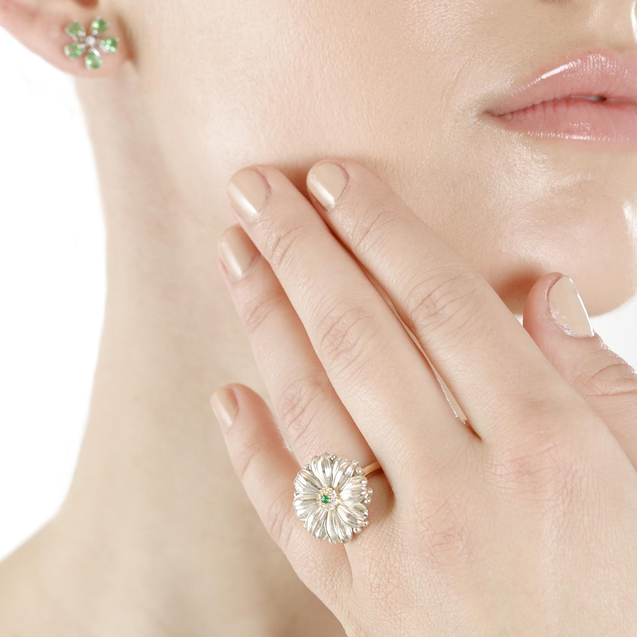 Mixed Cut Silver Carved Flower Emerald 18 Karat Yellow Gold Cocktail Ring Intini Jewels For Sale