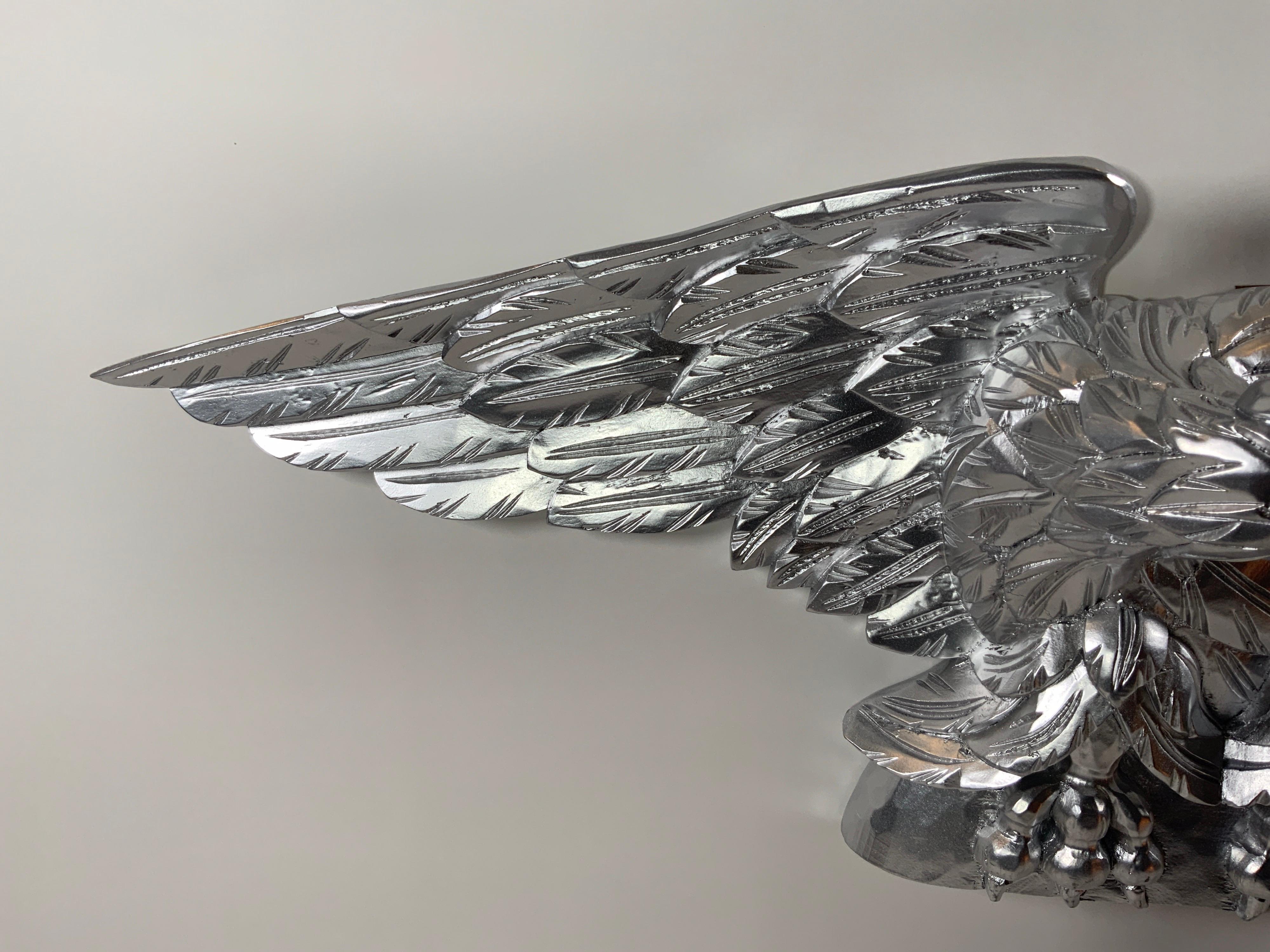 Silber geschnitzter amerikanischer Adler aus Holz im Angebot 1