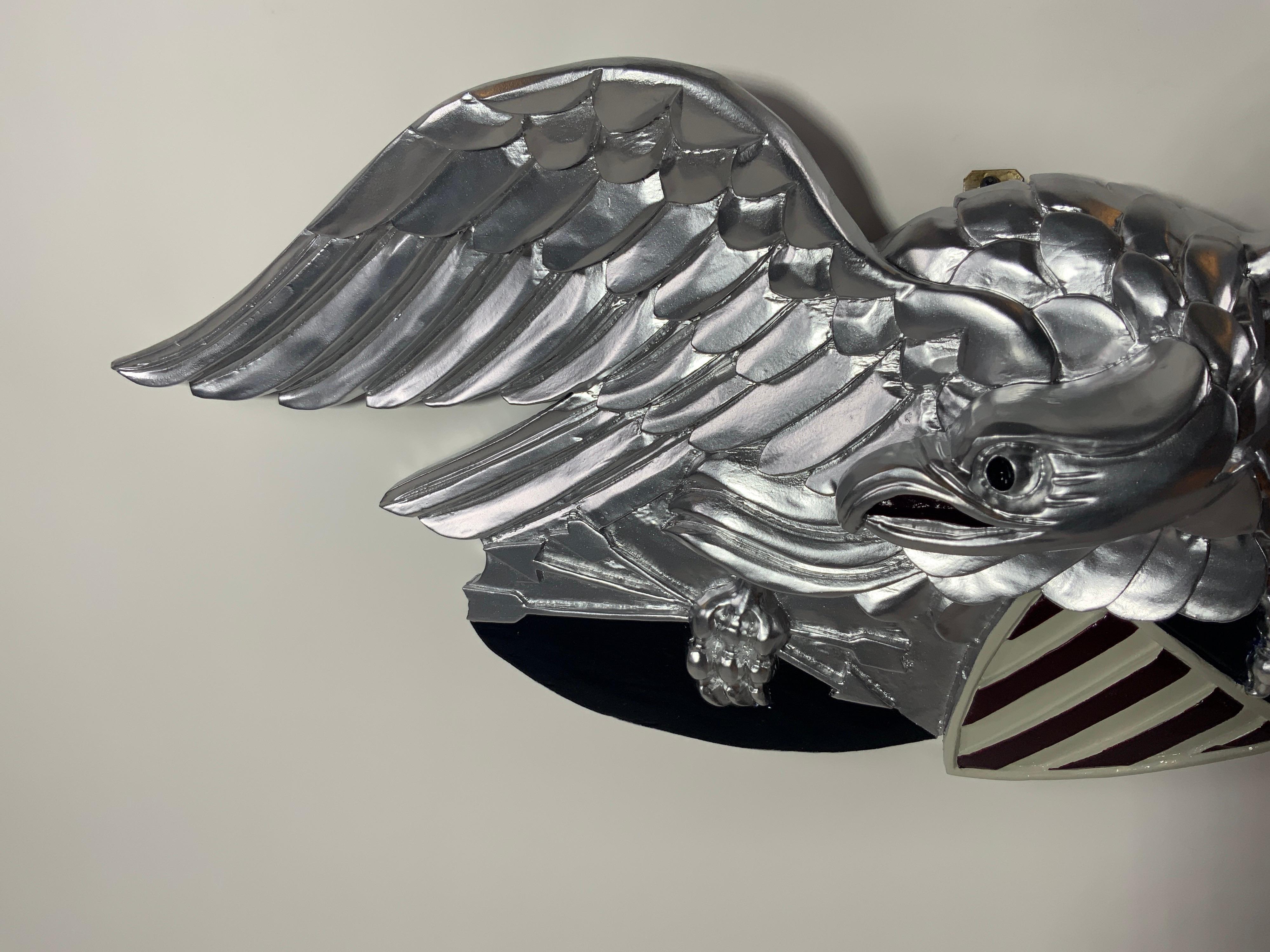 XXIe siècle et contemporain Grand sceau d'aigle en bois sculpté et argenté « Louisburg » en vente