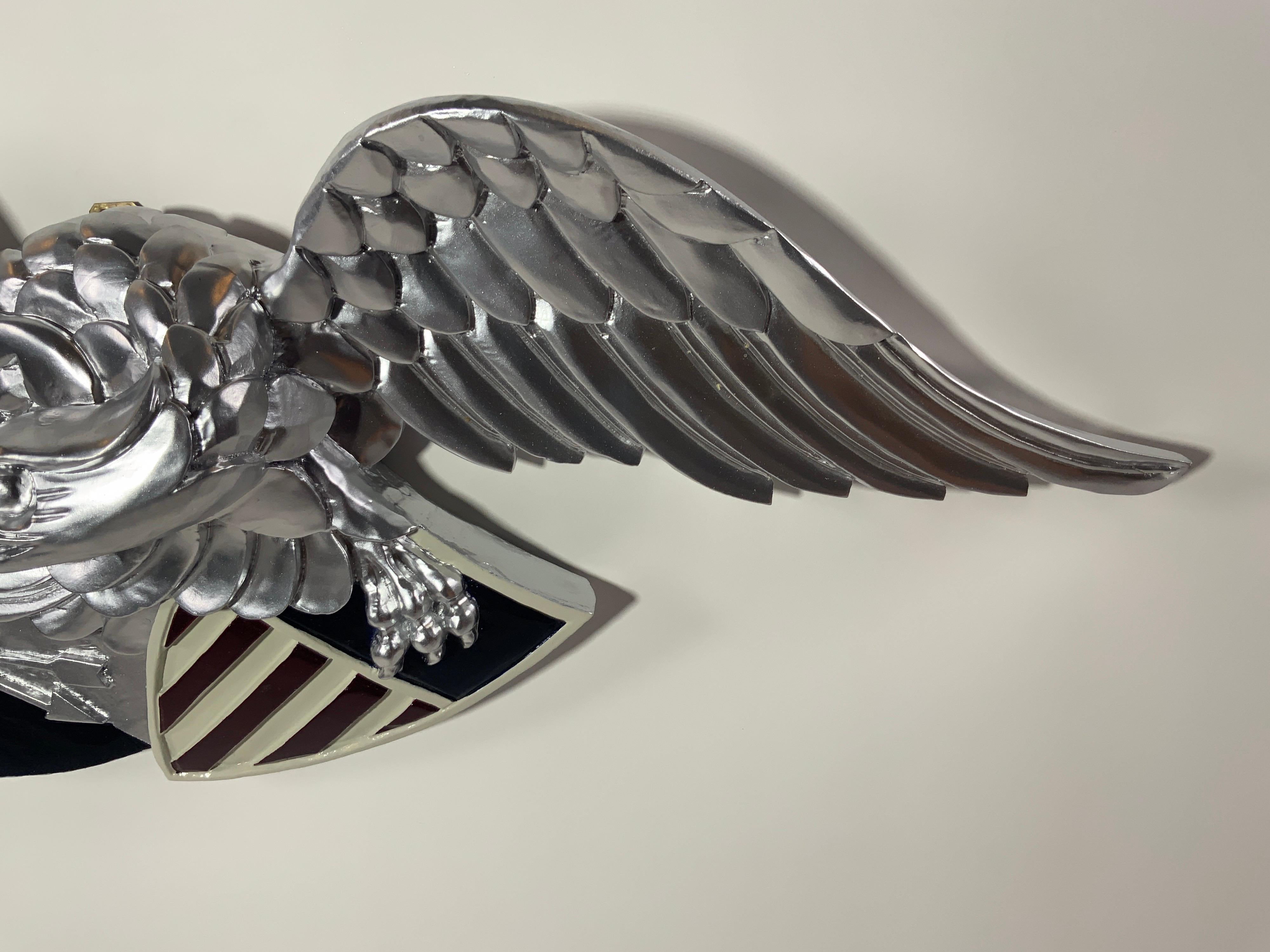 Grand sceau d'aigle en bois sculpté et argenté « Louisburg » en vente 1