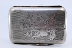 Boîte en argent avec gravures de singes et de ruches sur les deux faces.