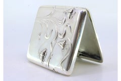 Estuche de plata con relieves florales Art Nouveau, soportes en el interior y tapa abatible