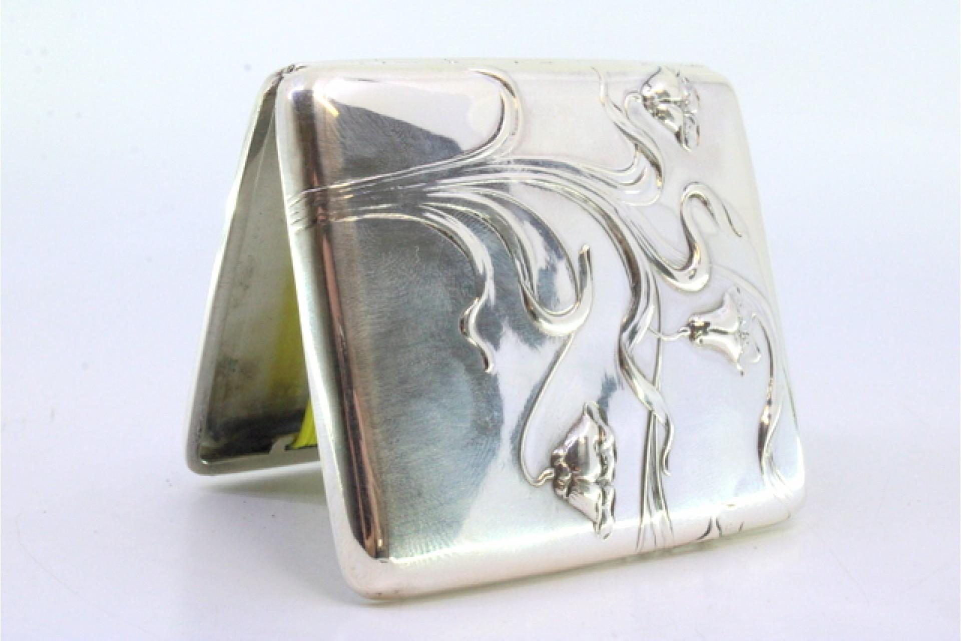 European Silver case with Art Nouveau floral reliefs, holders inside and hinged lid For Sale