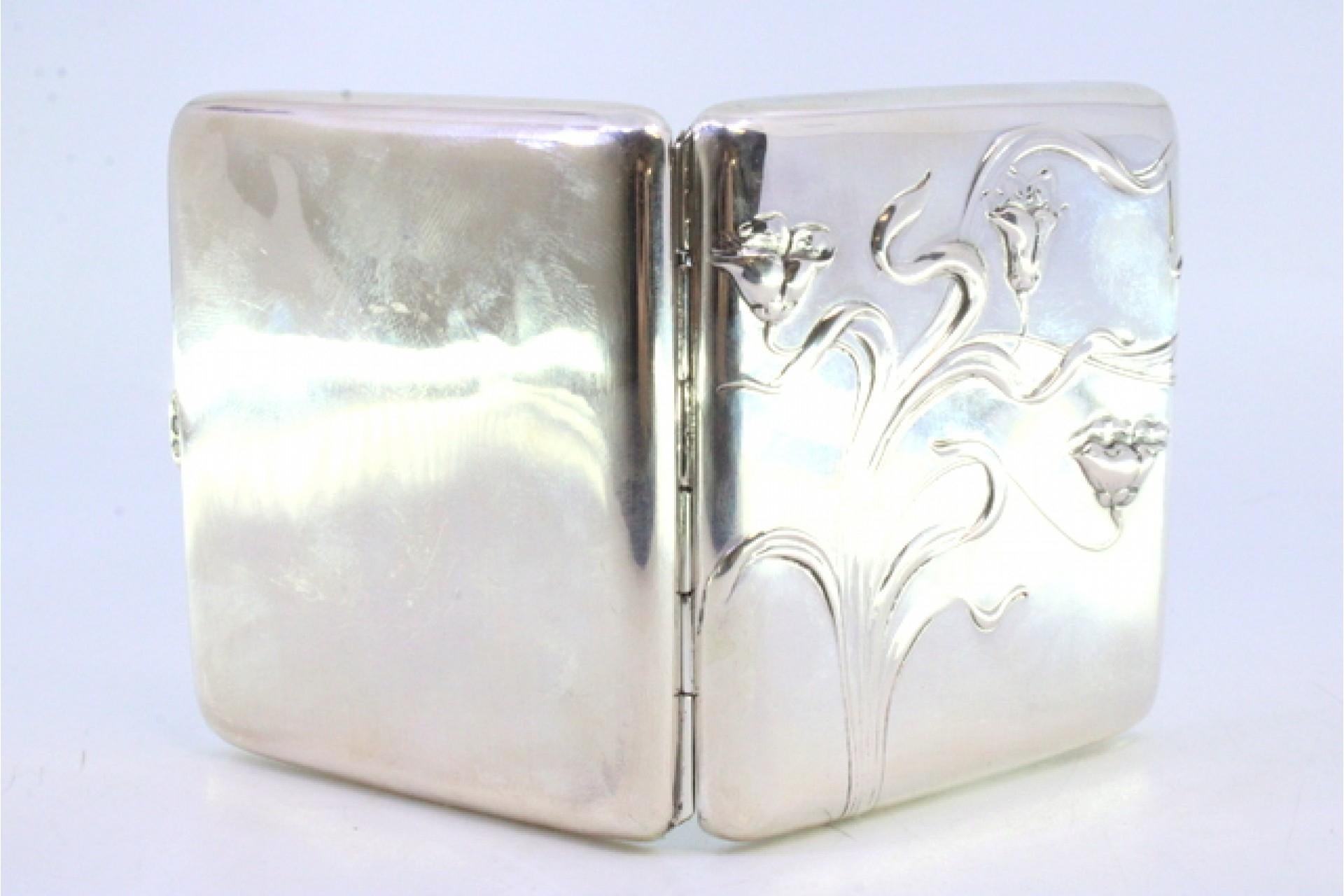 Silver case with Art Nouveau floral reliefs, holders inside and hinged lid In Good Condition For Sale In Porto, PT