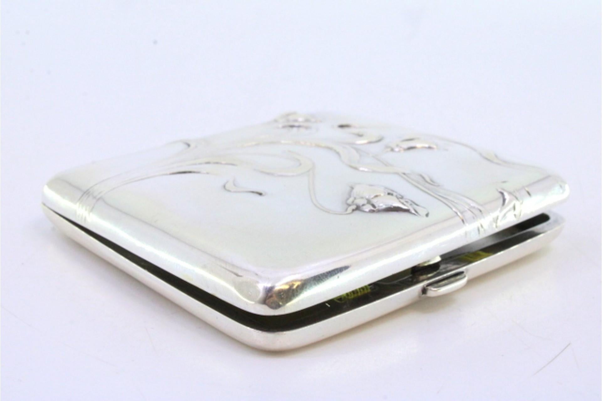 20th Century Silver case with Art Nouveau floral reliefs, holders inside and hinged lid For Sale