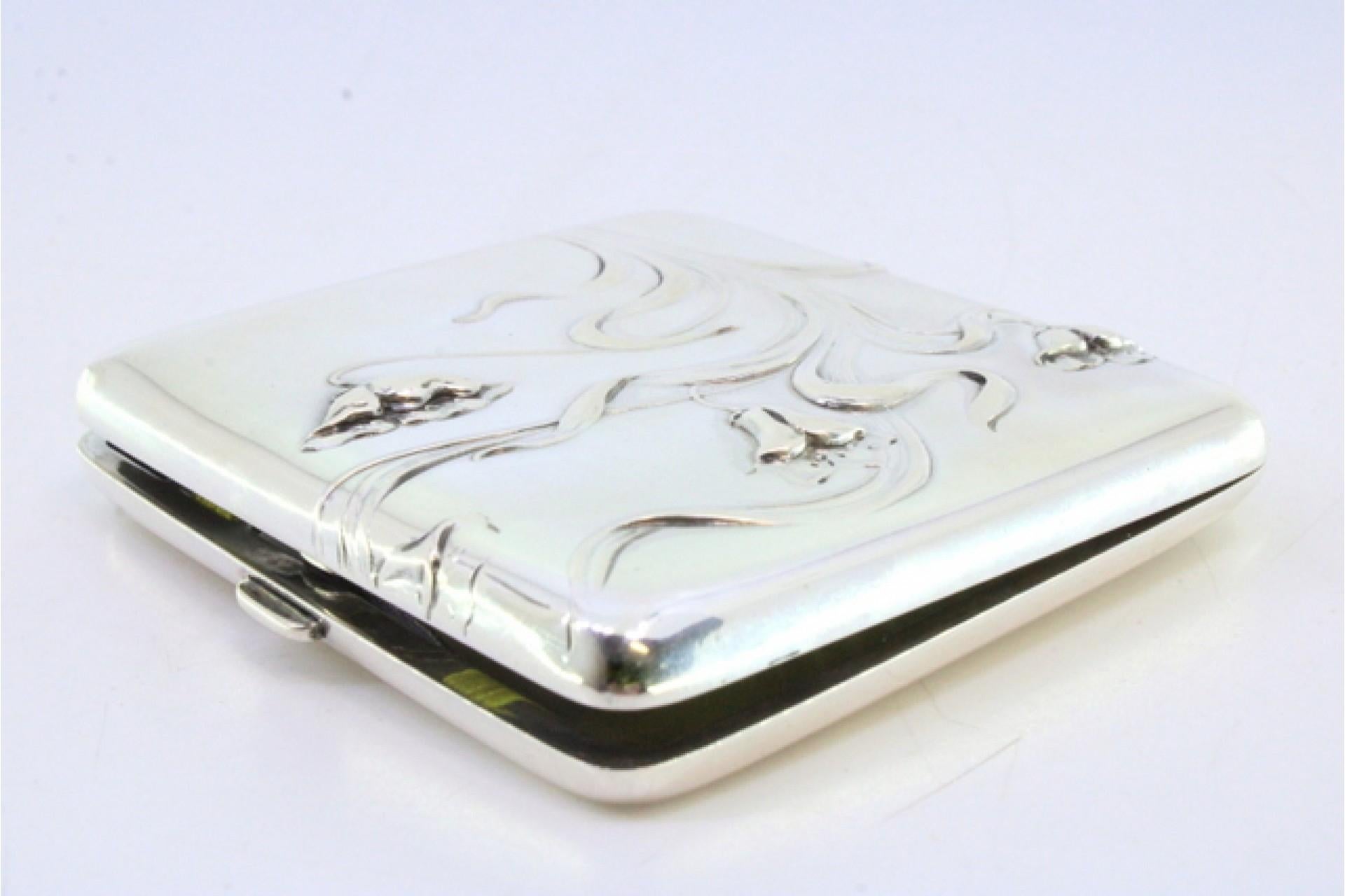 Silver case with Art Nouveau floral reliefs, holders inside and hinged lid For Sale 1