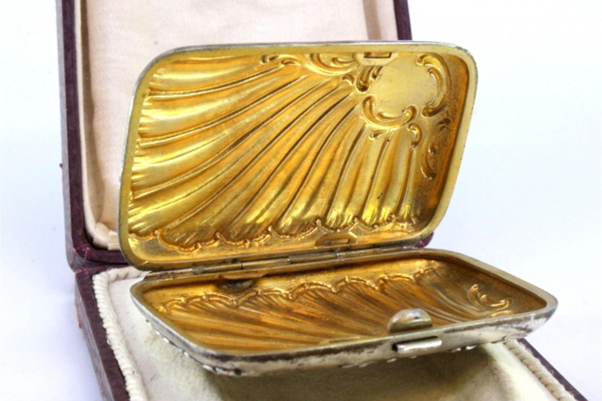 Silver case with Art Nouveau reliefs around monogram and gold interior In Good Condition For Sale In Porto, PT