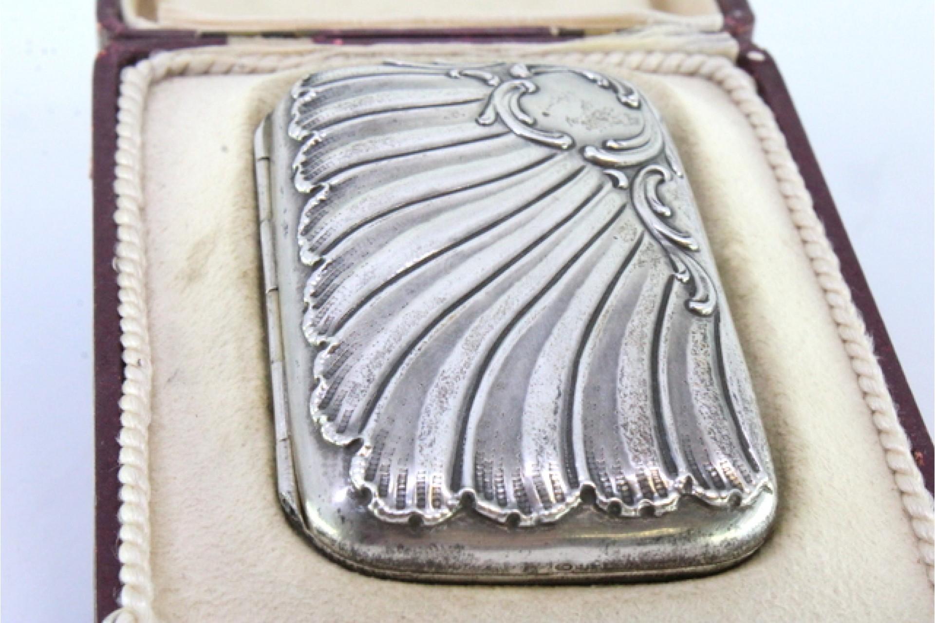 Silver case with Art Nouveau reliefs around monogram and gold interior For Sale 1
