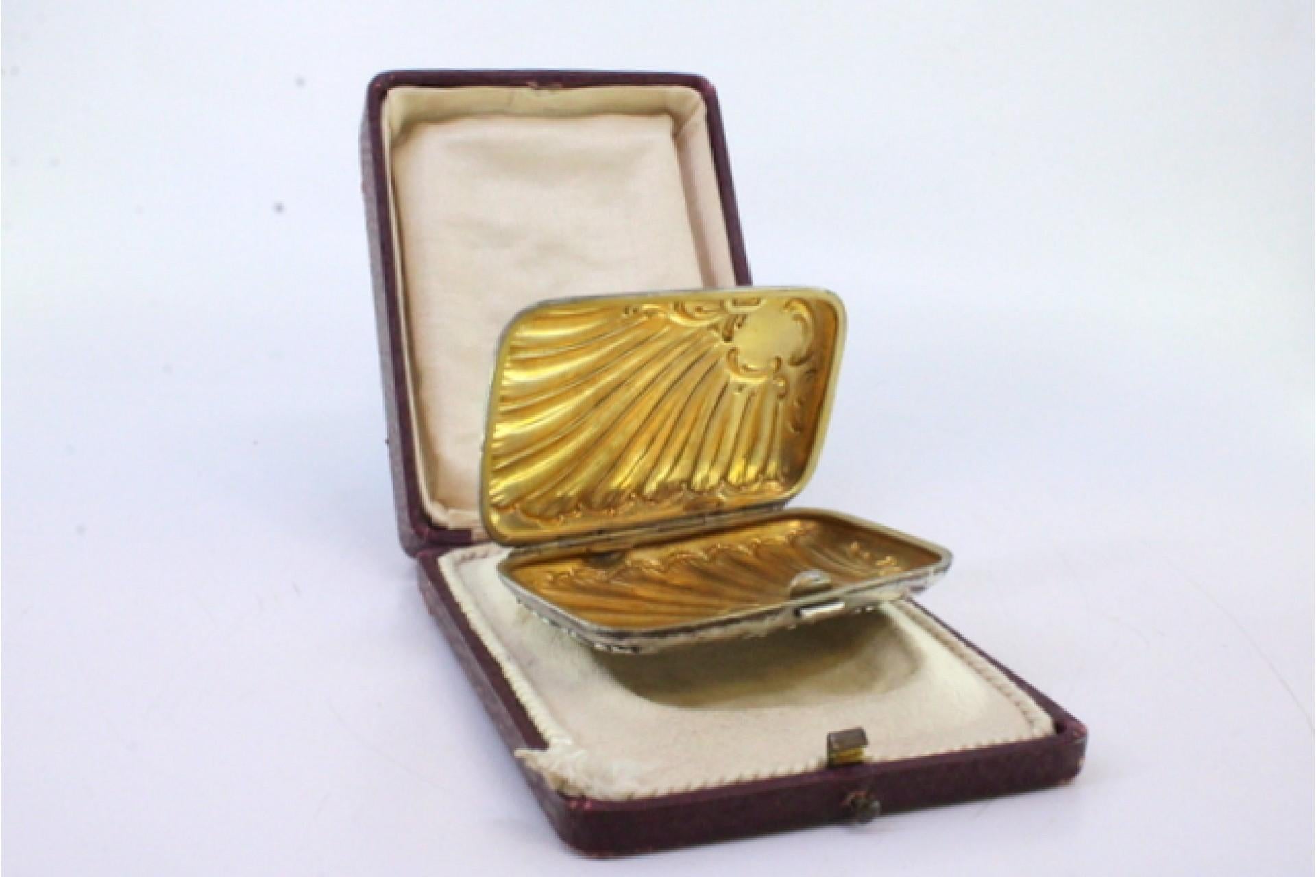 Silver case with Art Nouveau reliefs around monogram and gold interior For Sale 2