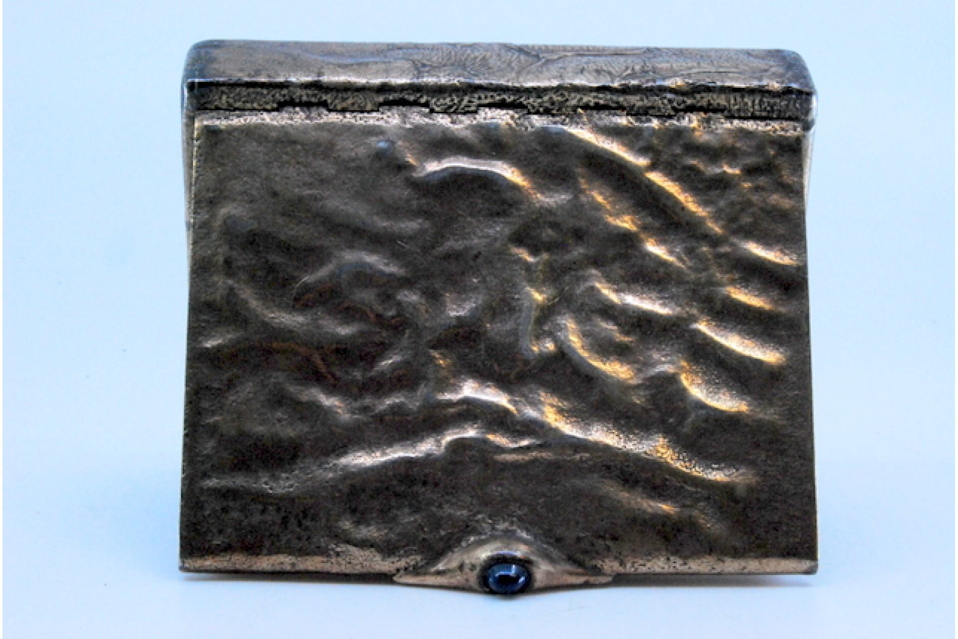 Silver case with dark blue lid appliqué and embossed box For Sale 5