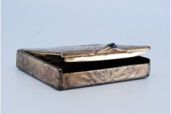 Boîtier en argent avec appliqué de couvercle bleu foncé et boîte gaufrée