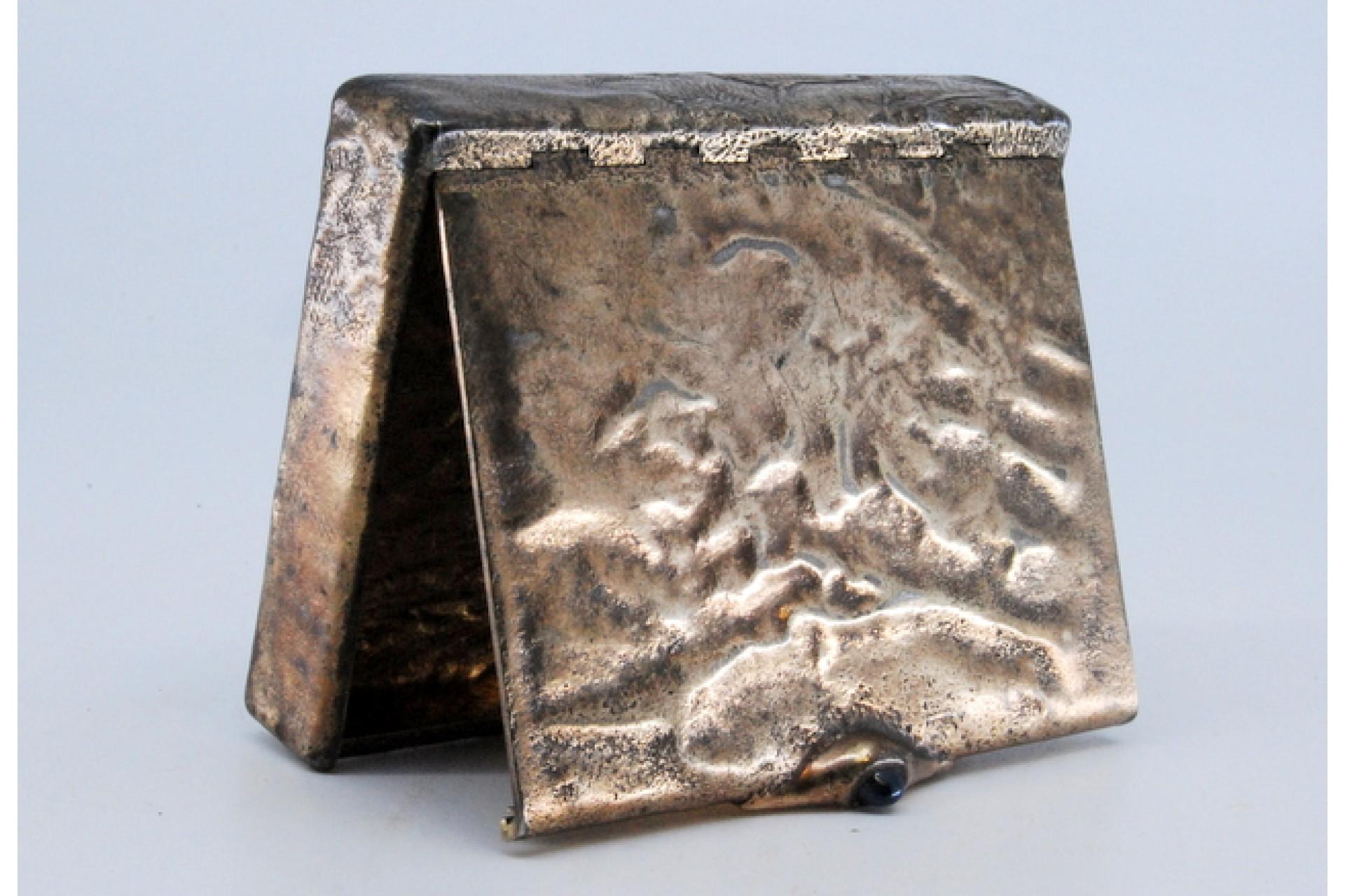 Silver case with dark blue lid appliqué and embossed box In Good Condition For Sale In Porto, PT