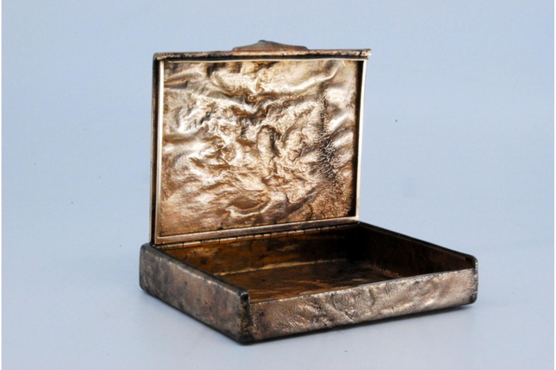 Silver case with dark blue lid appliqué and embossed box For Sale 1