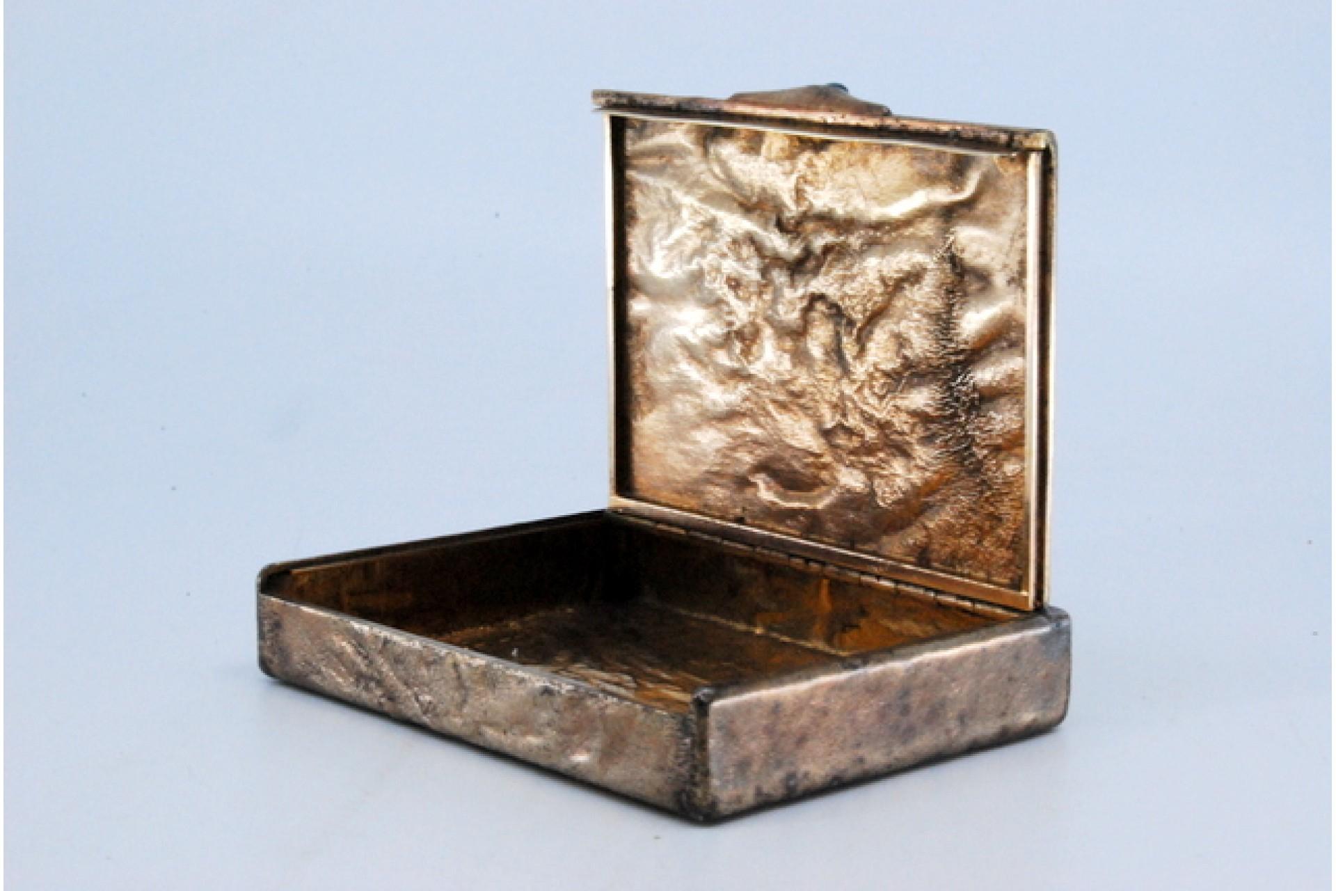 Silver case with dark blue lid appliqué and embossed box For Sale 2