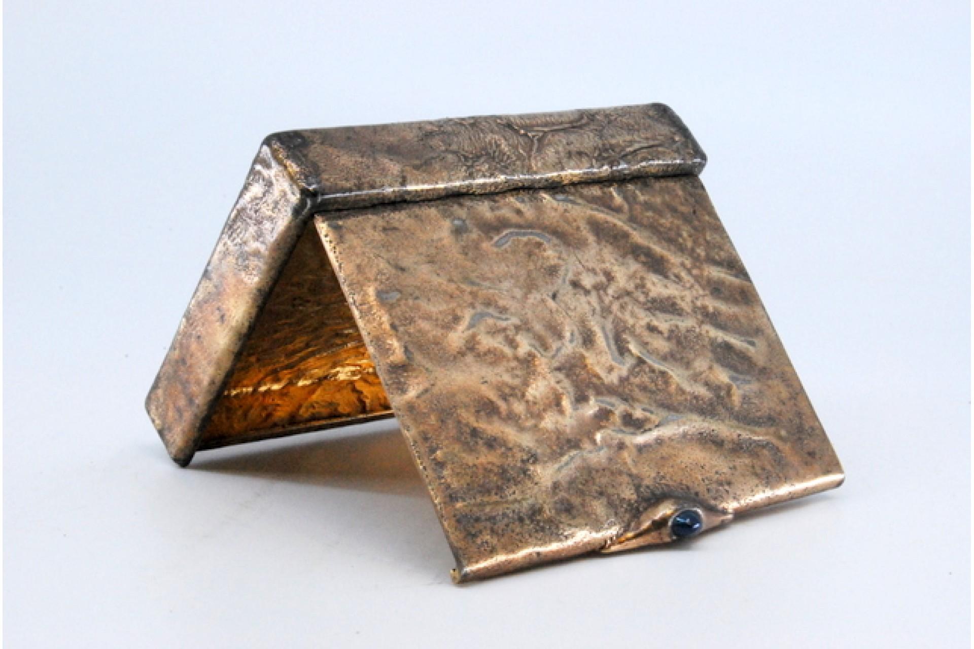 Silver case with dark blue lid appliqué and embossed box For Sale 3