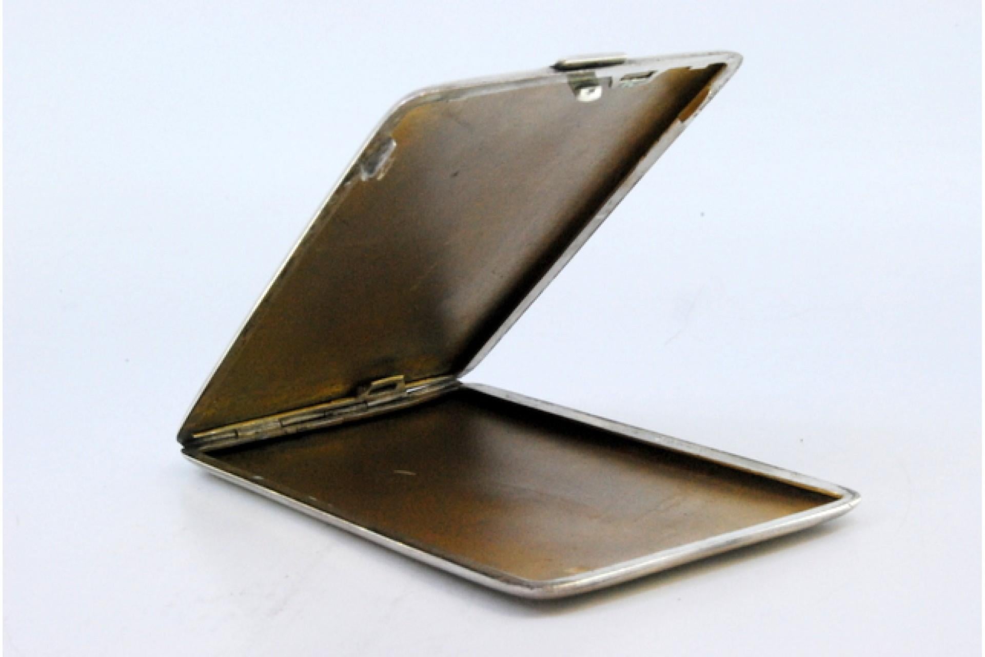 Description: Silver cigarette case with engravings in diagonal bands with gold interior and hinged lid. Metal: Silver. Origin: Portuguese. Brand: javali II Title. Weight: 153.76 grams. Dimensions: 14x8.4cm. Content: 833/1000. Assay Mark: Yes,