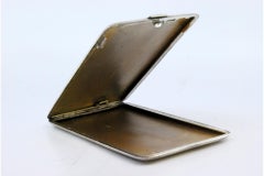 Silbernes Gehäuse mit diagonalen Bandgravuren, goldener Innenausstattung und Scharnierdeckel