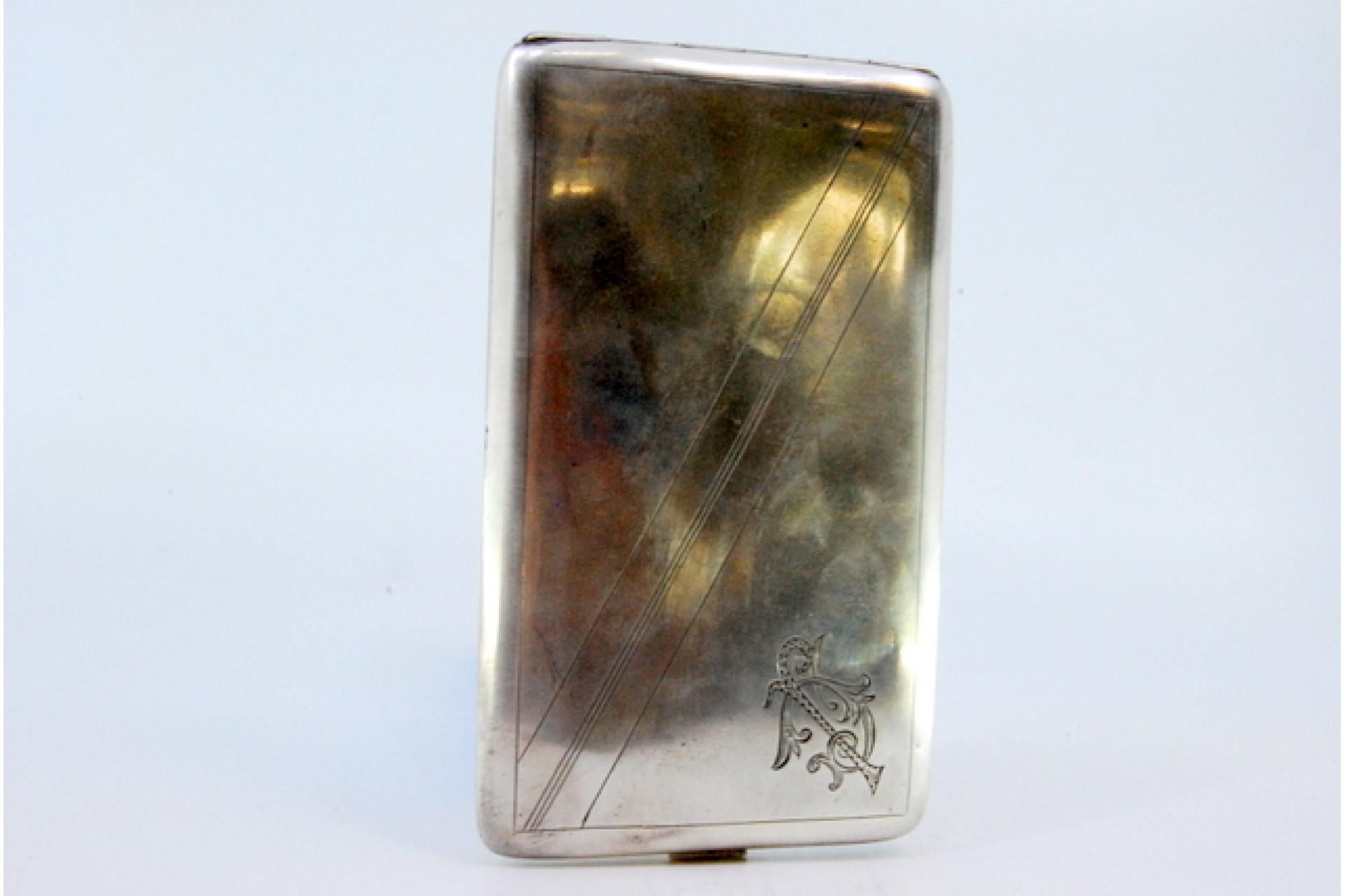 Silver case with diagonal band engravings, gold interior and hinged lid In Good Condition For Sale In Porto, PT