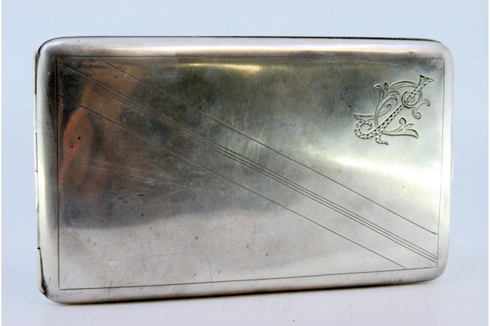 Silver case with diagonal band engravings, gold interior and hinged lid For Sale 1