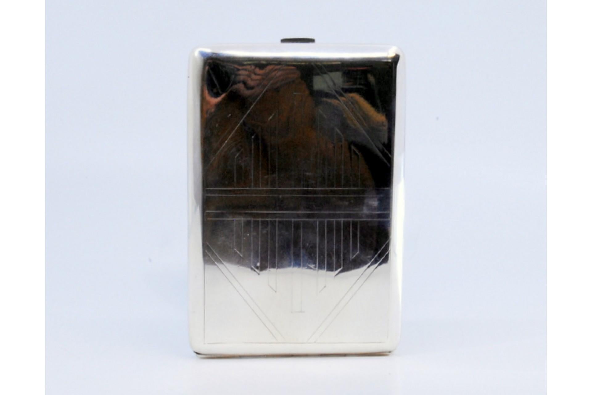 Description: Silver cigarette case with diamond-shaped engravings on both sides and gold interior. Metal: Silver. Origin: Portuguese. Brand: javali II Title. Weight: 137.13 grams. Dimensions: 11.5x8cm. Content: 833/1000. Assay Mark: Yes, between