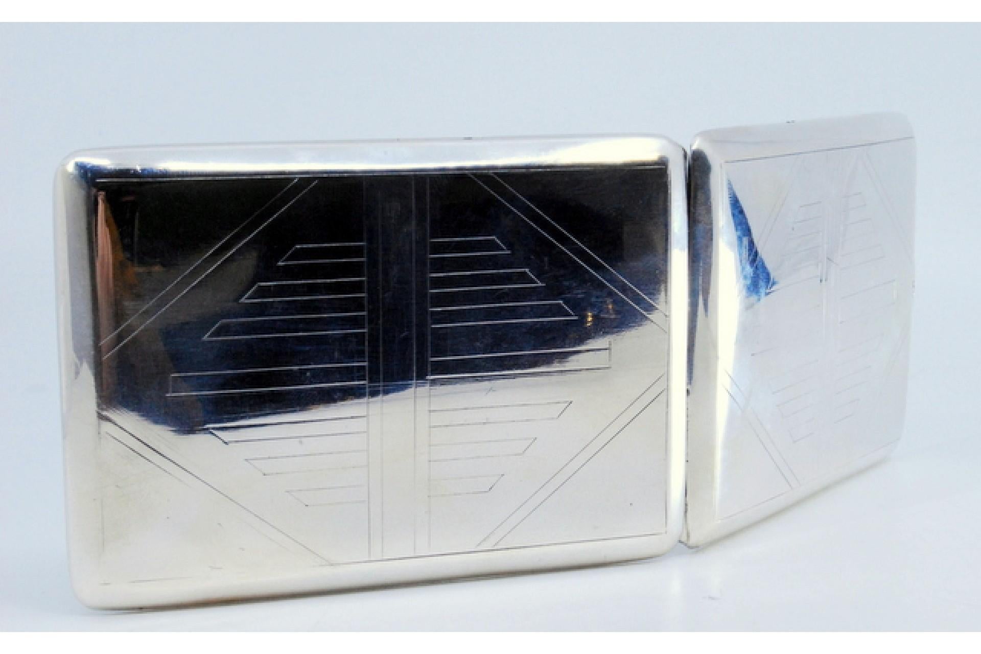 Silver case with diamond engravings on both sides and gold interior In Good Condition For Sale In Porto, PT