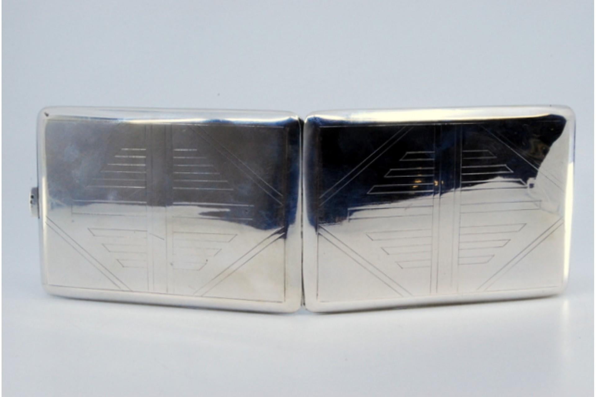 Silver case with diamond engravings on both sides and gold interior For Sale 1