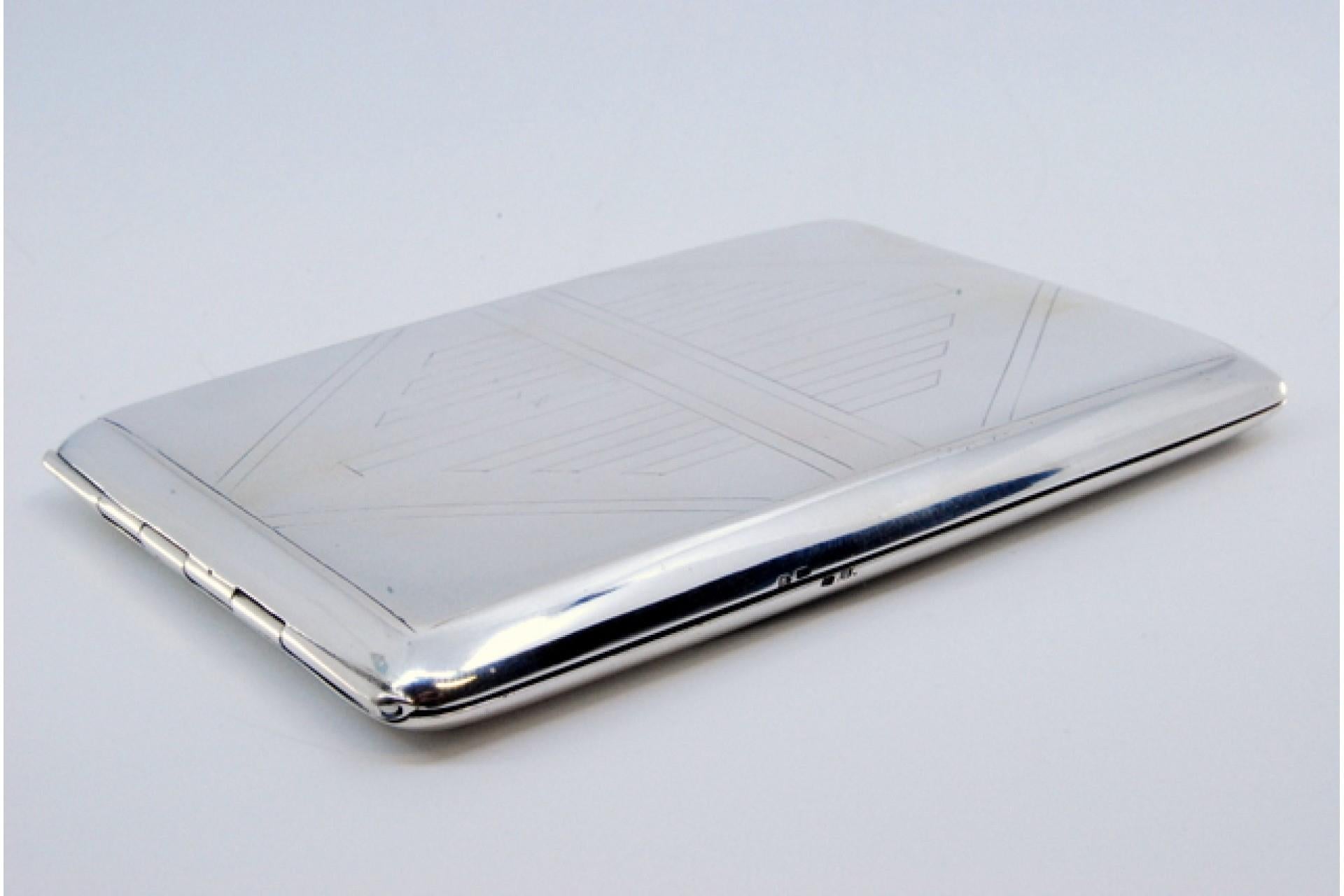 Silver case with diamond engravings on both sides and gold interior For Sale 3