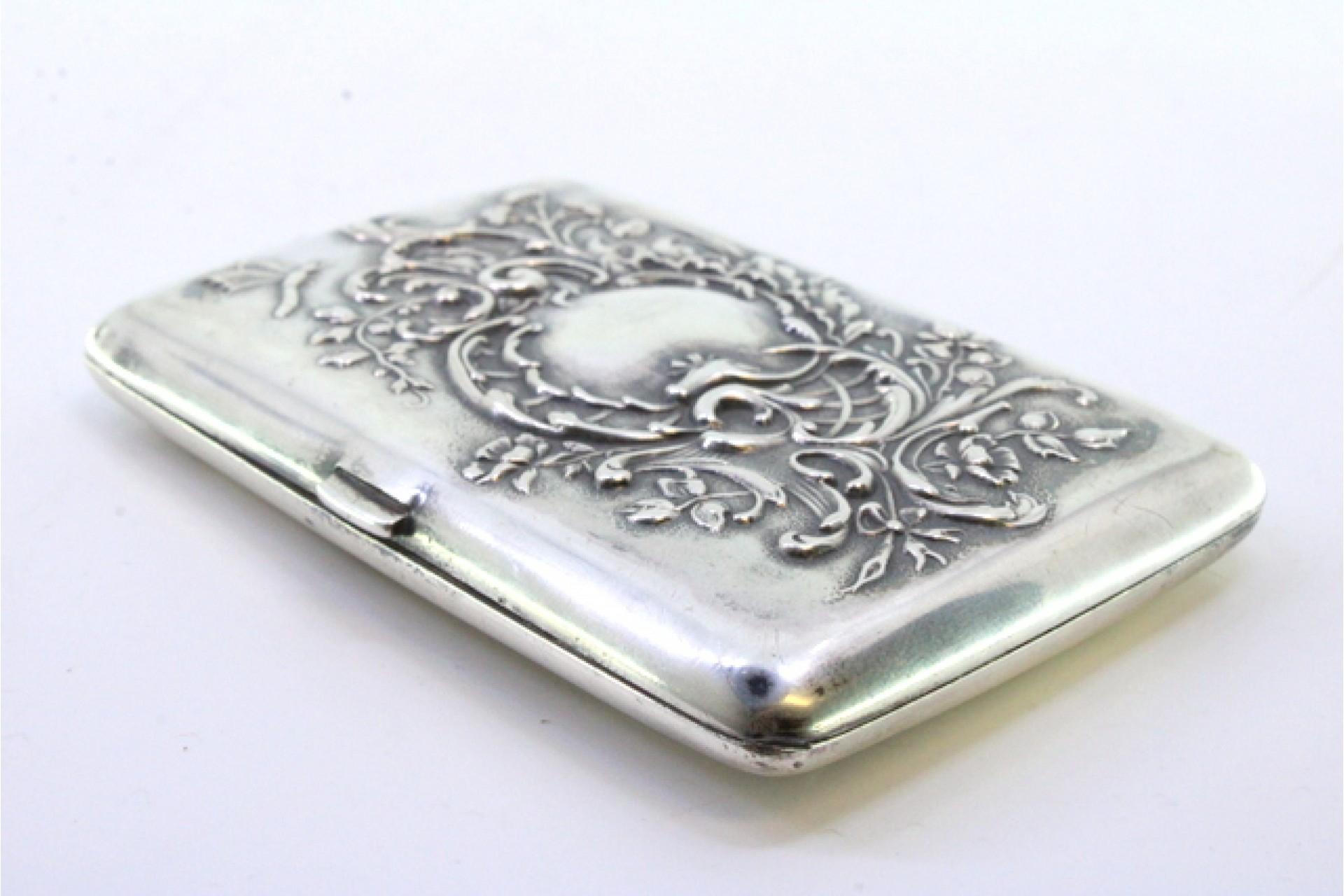 Silver case with embossed florals around monogram and hinged lid In Good Condition For Sale In Porto, PT