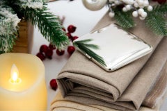 Silbernes Etui mit eingravierten Girlanden, Monogrammkarte und Federscharnierdeckel