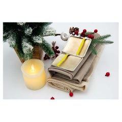 A Silver avec guirlandes gravées, carte monogramme et couvercle à ressort