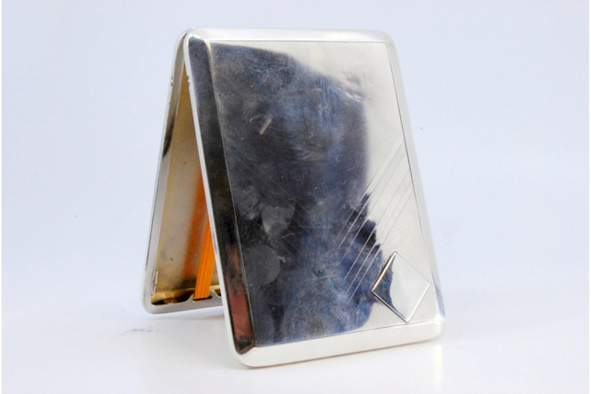 Silver case with engravings around monogram, holder inside and hinged lid In Good Condition For Sale In Porto, PT