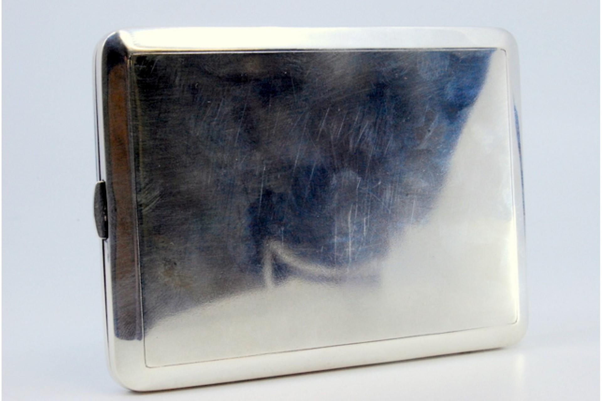 Silver case with engravings around monogram, holder inside and hinged lid For Sale 2