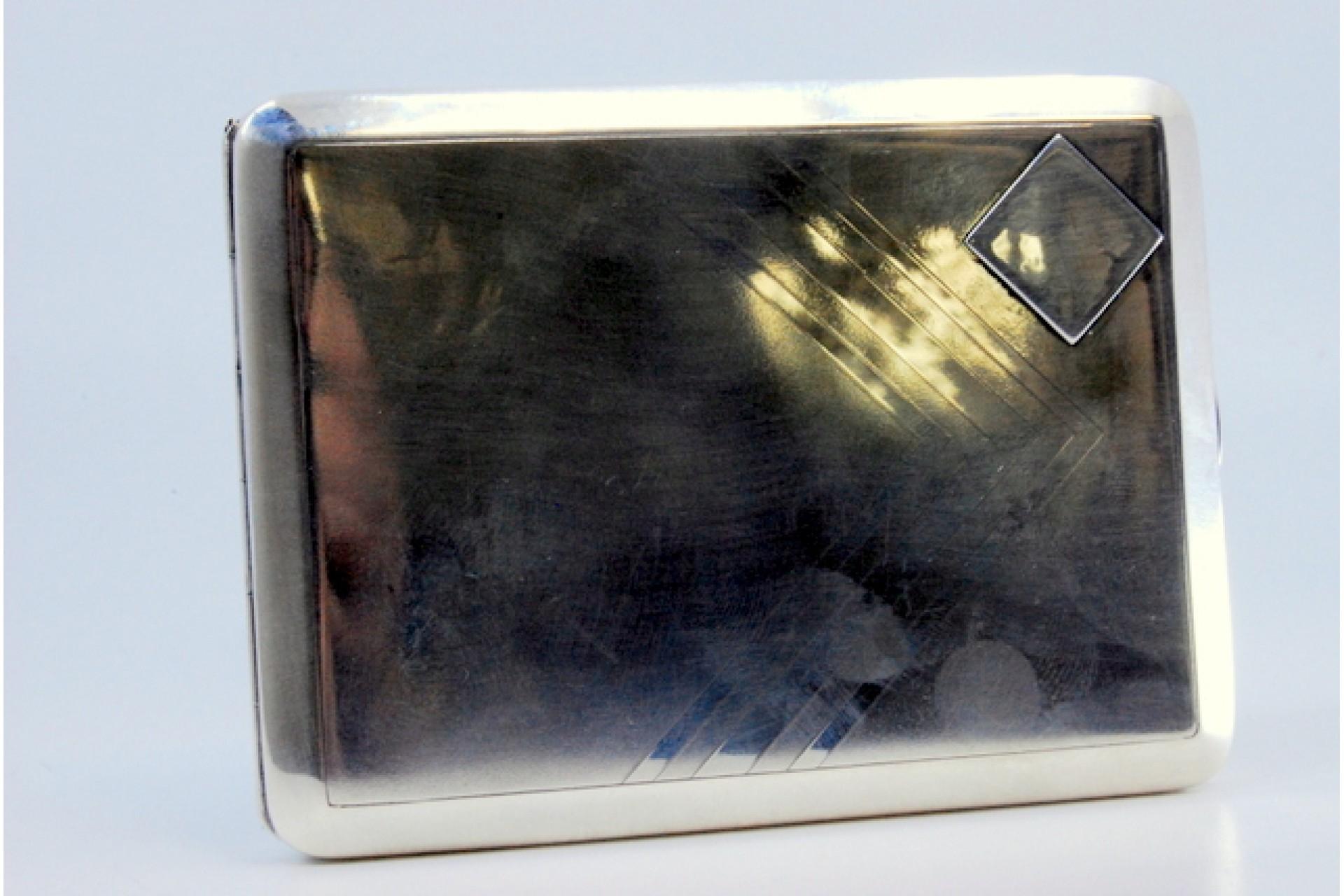 Silver case with engravings around monogram, holder inside and hinged lid For Sale 3