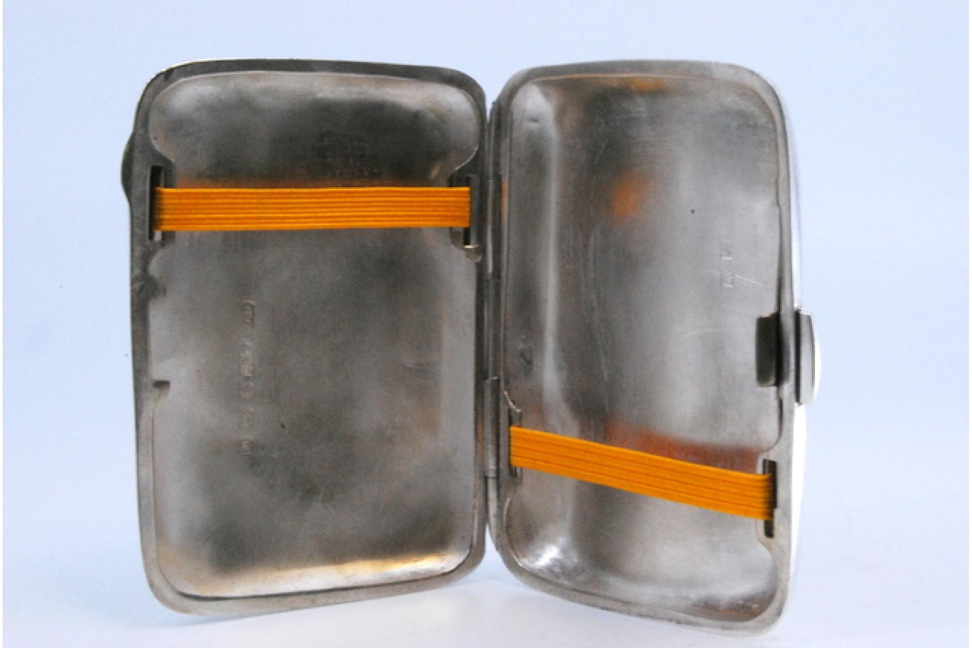 Silver case with floral engravings around curved monogram and hinged lid In Good Condition For Sale In Porto, PT