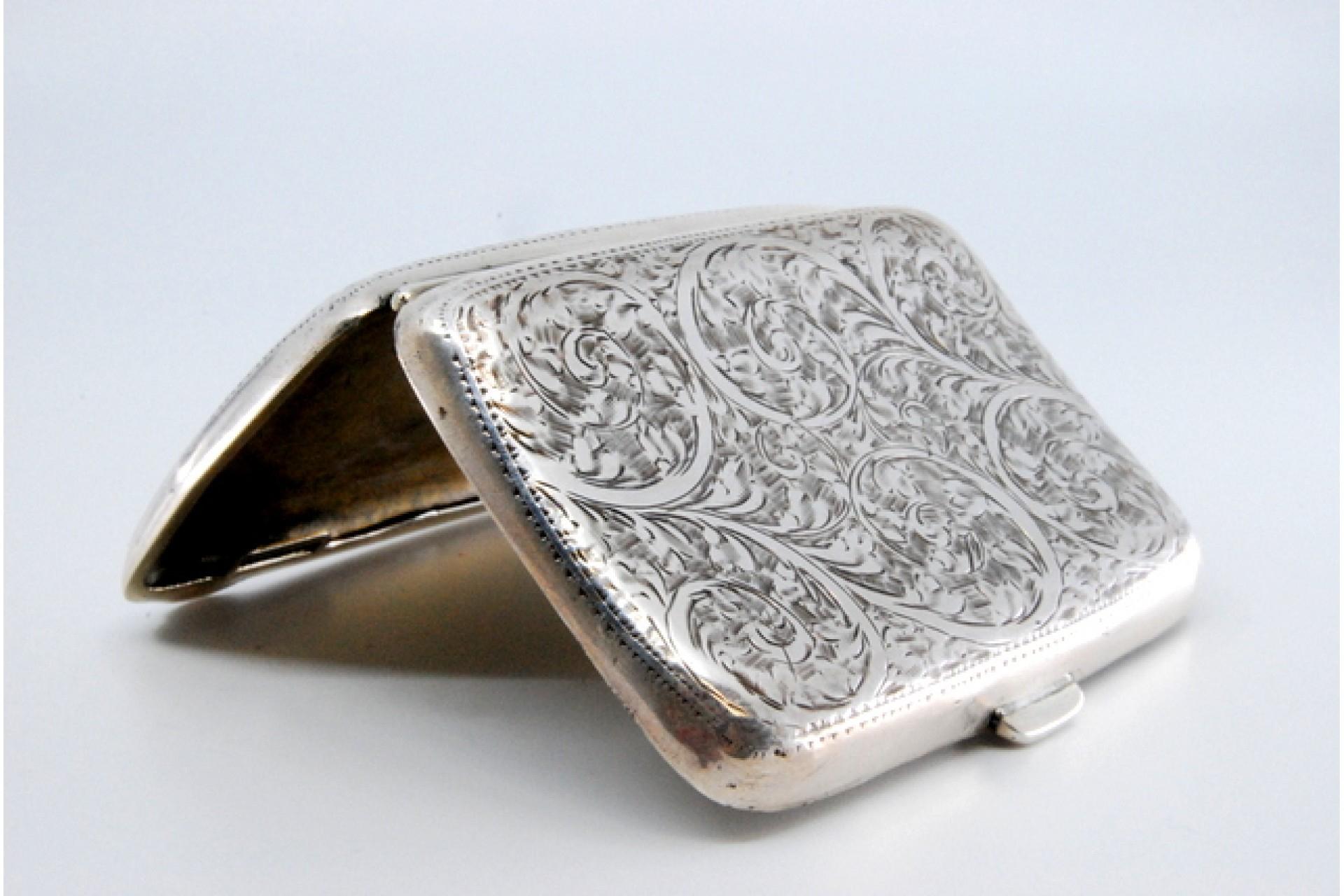 Silver case with floral engravings around curved monogram and hinged lid In Good Condition For Sale In Porto, PT