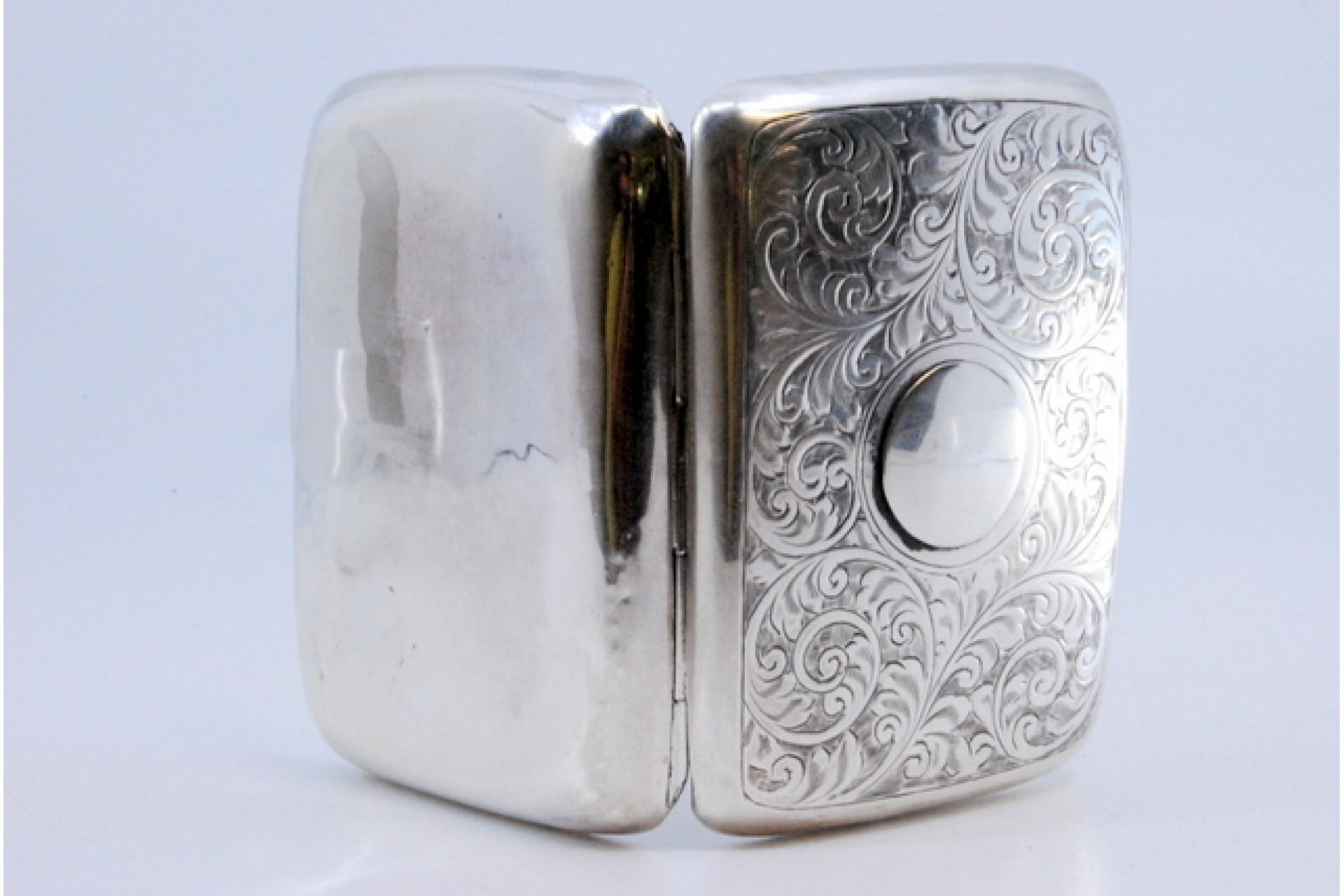 20th Century Silver case with floral engravings around curved monogram and hinged lid For Sale