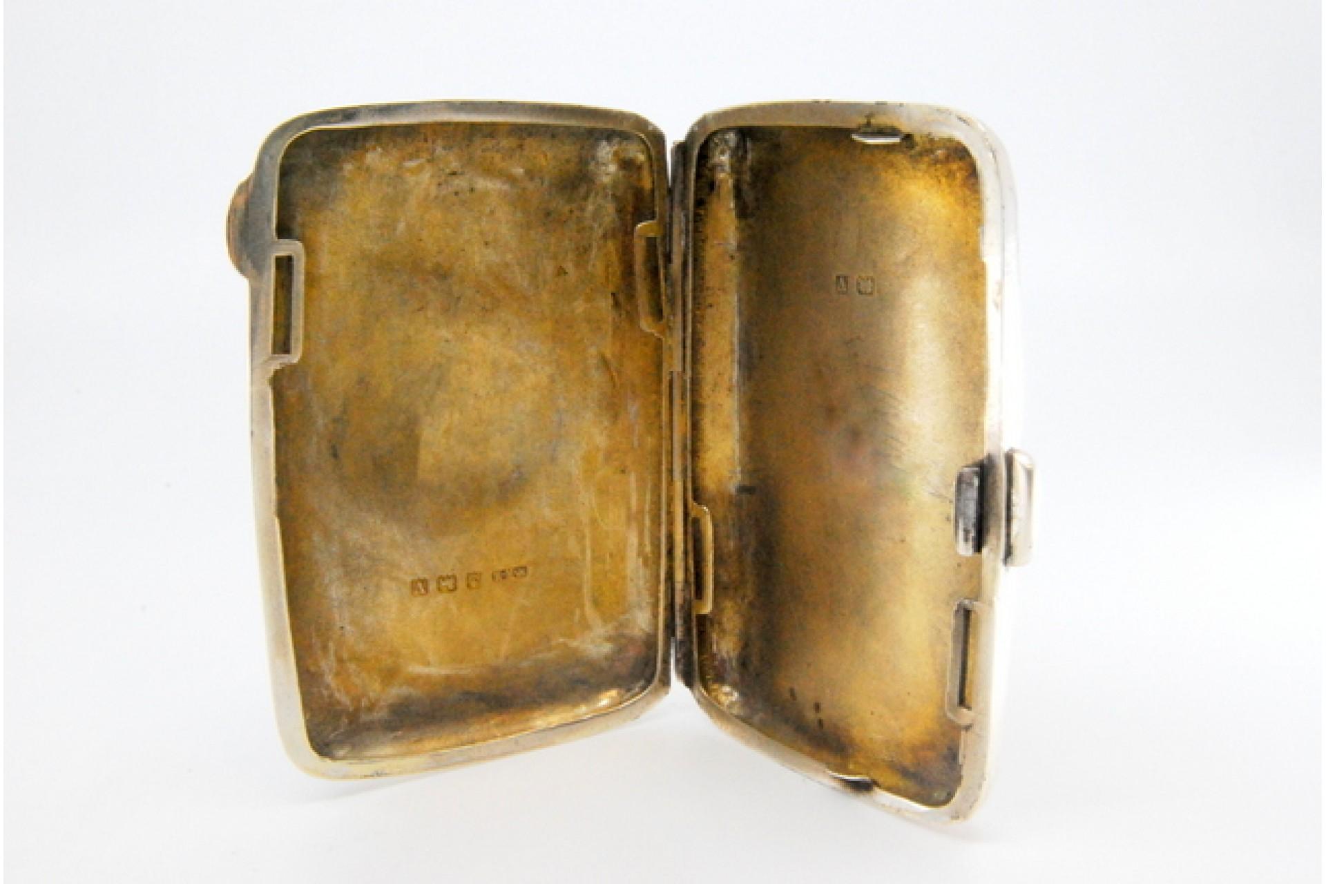 20th Century Silver case with floral engravings around curved monogram and hinged lid For Sale