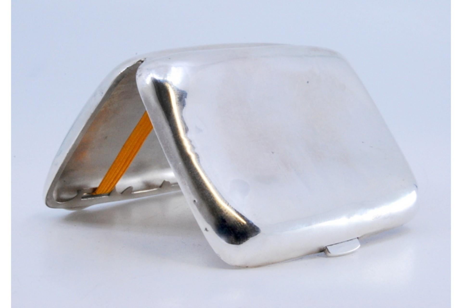 Silver case with floral engravings around curved monogram and hinged lid For Sale 1