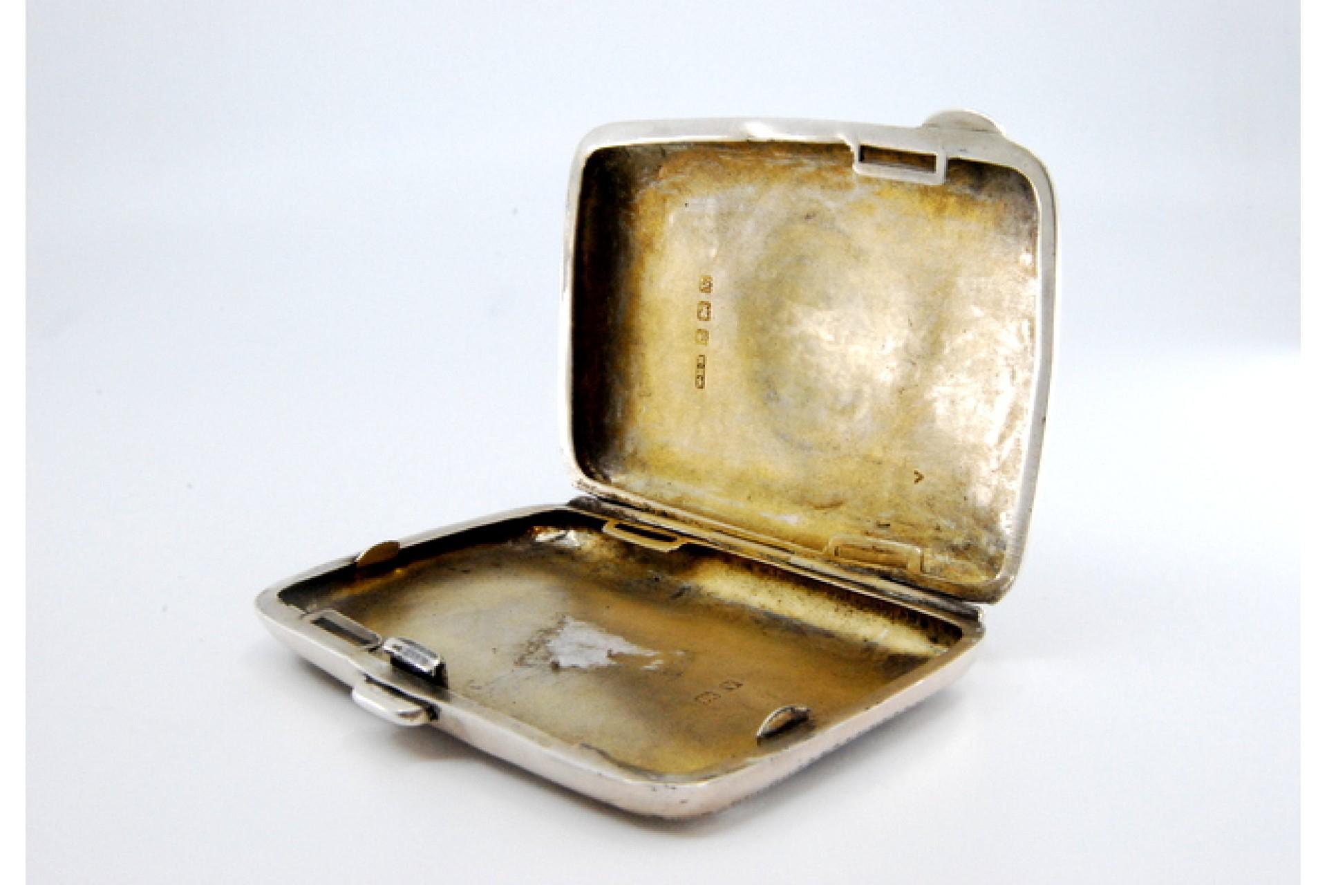 Silver case with floral engravings around curved monogram and hinged lid For Sale 1