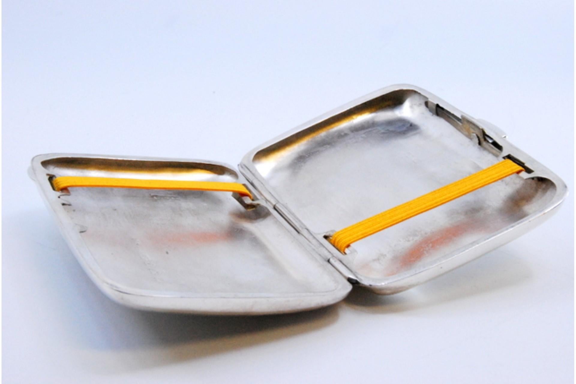 Silver case with floral engravings around curved monogram and hinged lid For Sale 2